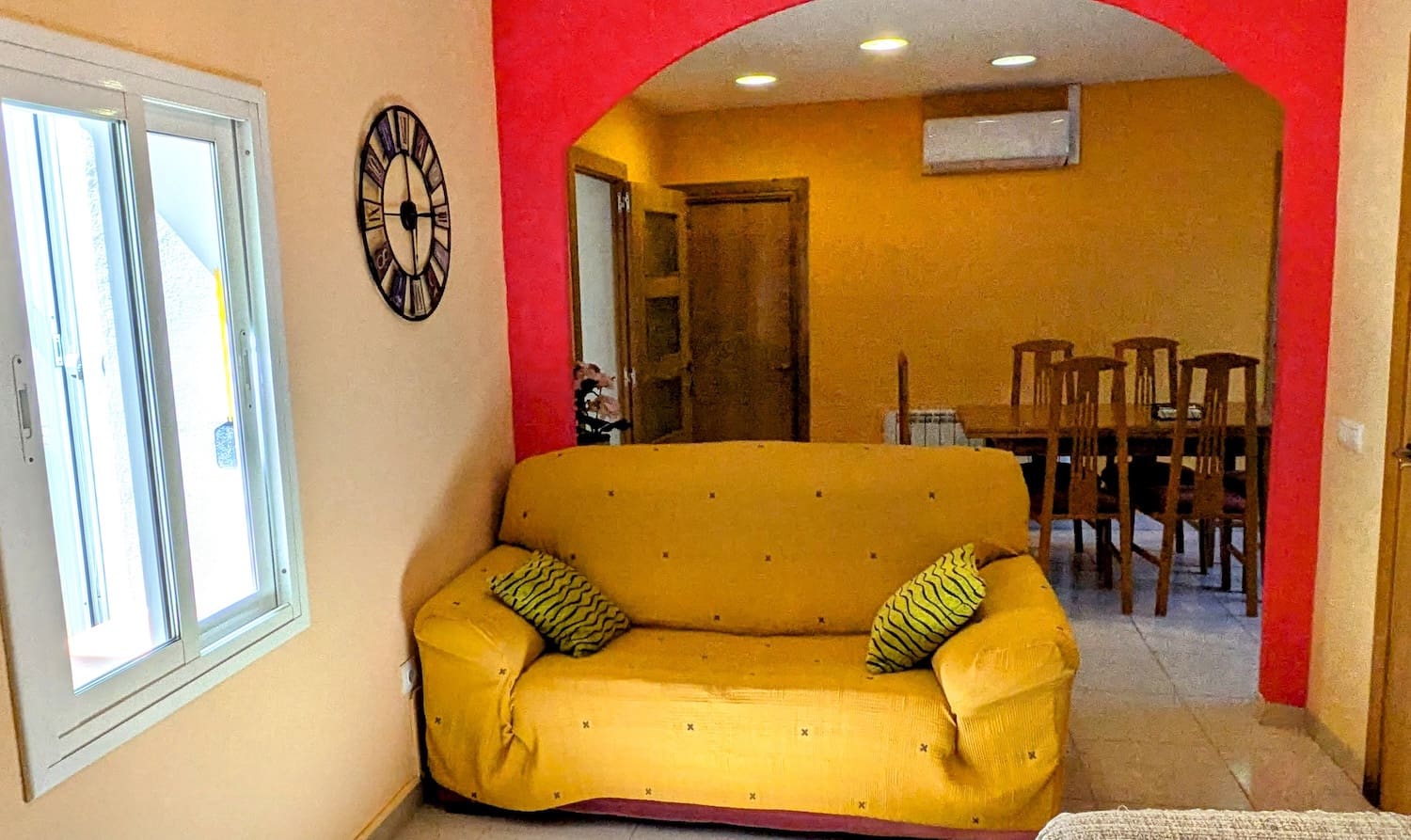 5 bedroom Townhouse for sale in Flix with garage - € 190,000 (Ref: 9181969)