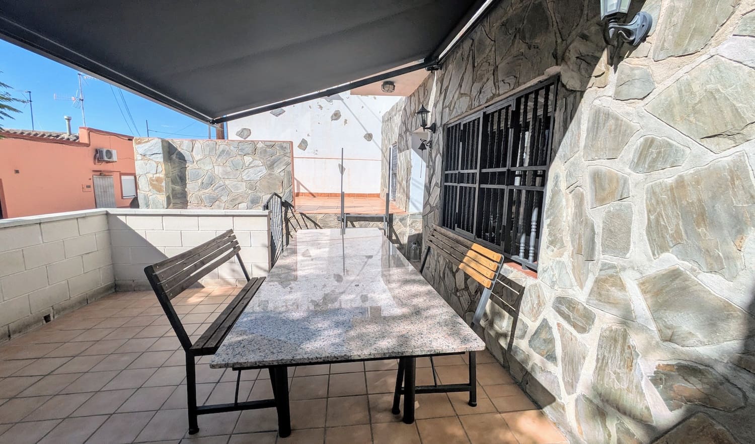 5 bedroom Townhouse for sale in Flix with garage - € 190,000 (Ref: 9181969)