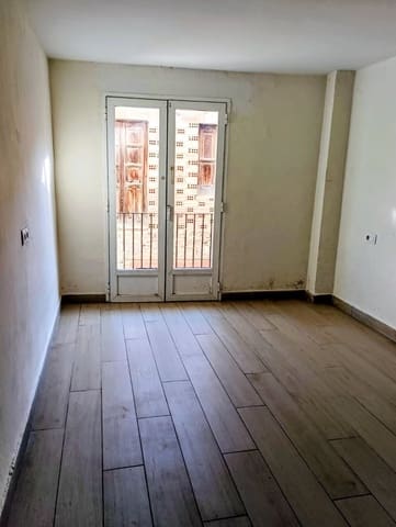 Casa de 5 habitaciones en Flix en venta - 135.000 € (Ref: 9913392)
