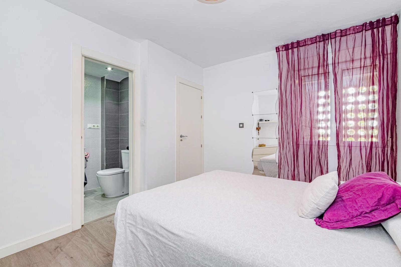 3 bedroom Flat for sale in Granada city with garage - € 189,000 (Ref: 9399696)