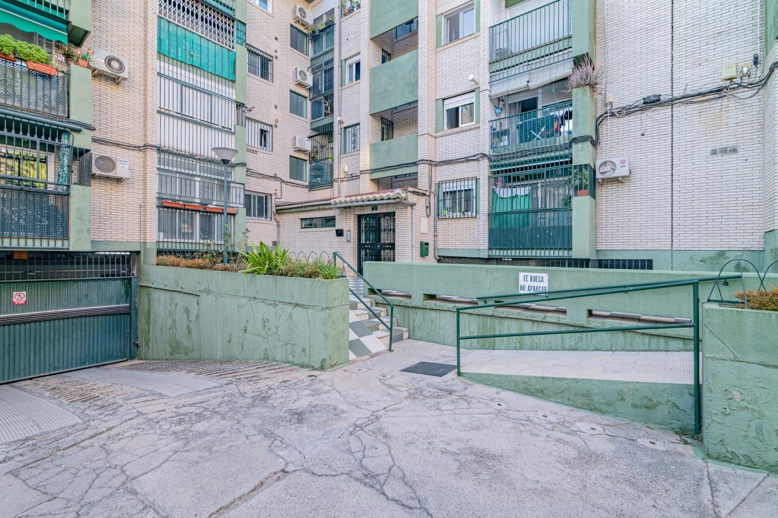 2 bedroom Flat for sale in Granada city - € 105,000 (Ref: 9399697)