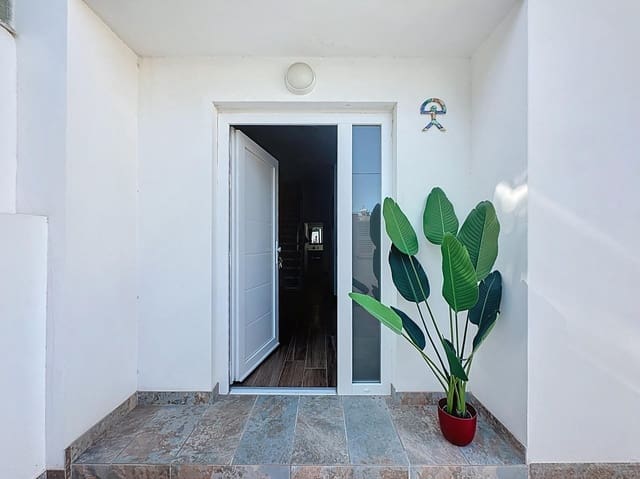 3 soveværelse Byhus til salg i Ciudad Jardín - Tagarete - El Zapillo, Almería by med garage - € 375.000 (Ref: 9399701)