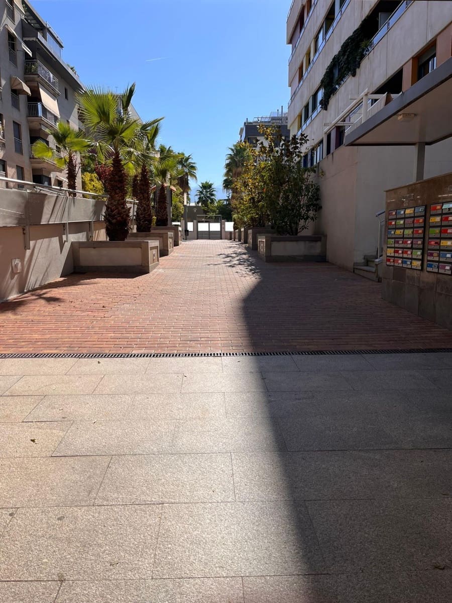 2 bedroom Flat for rent in Granada city with pool garage - € 950 (Ref: 9399703)