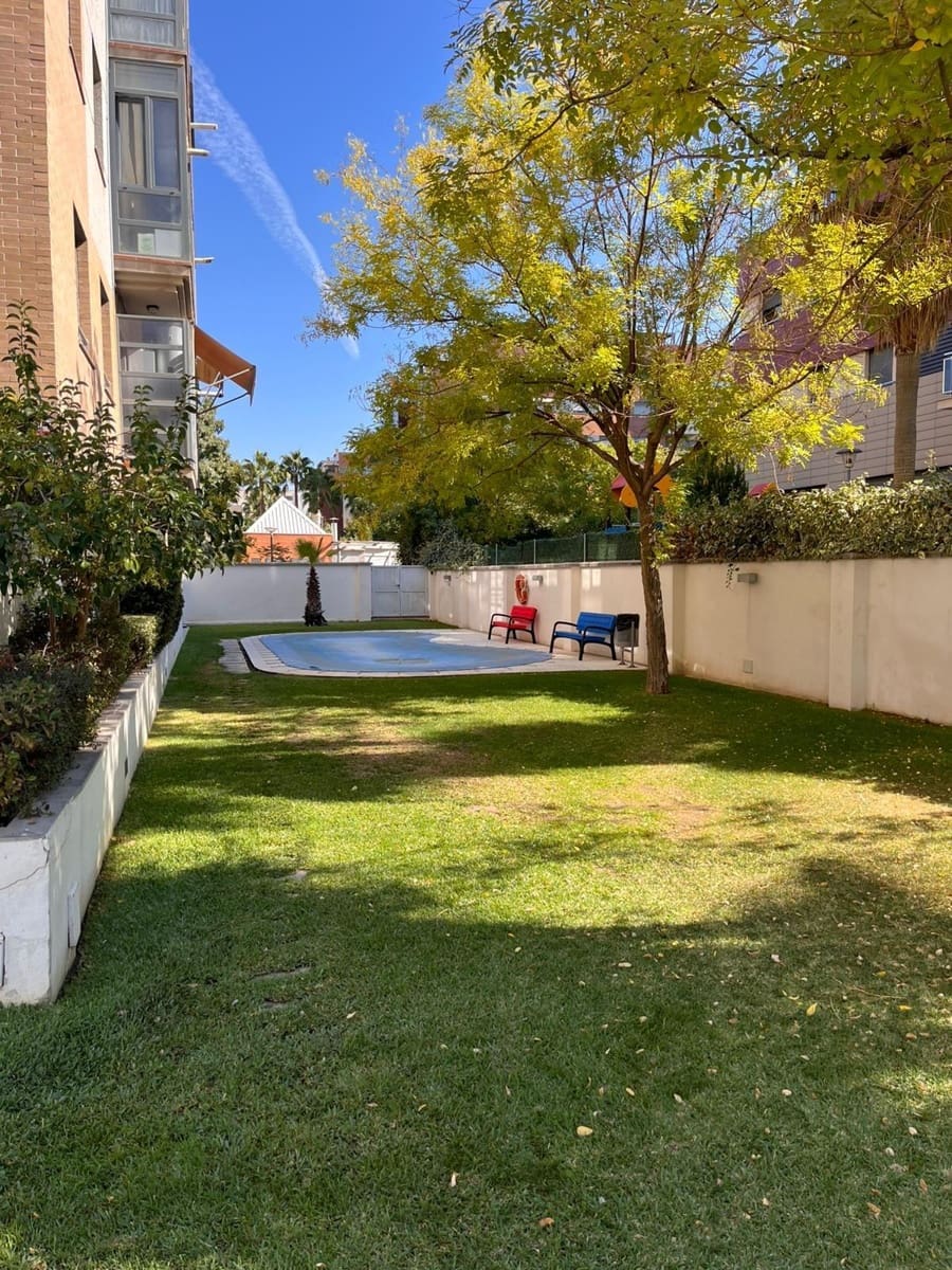 2 bedroom Flat for rent in Granada city with pool garage - € 950 (Ref: 9399703)