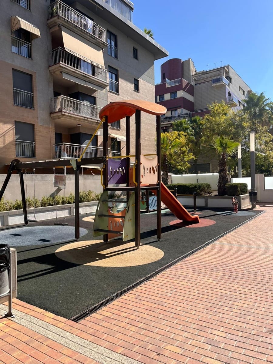 2 bedroom Flat for rent in Granada city with pool garage - € 950 (Ref: 9399703)