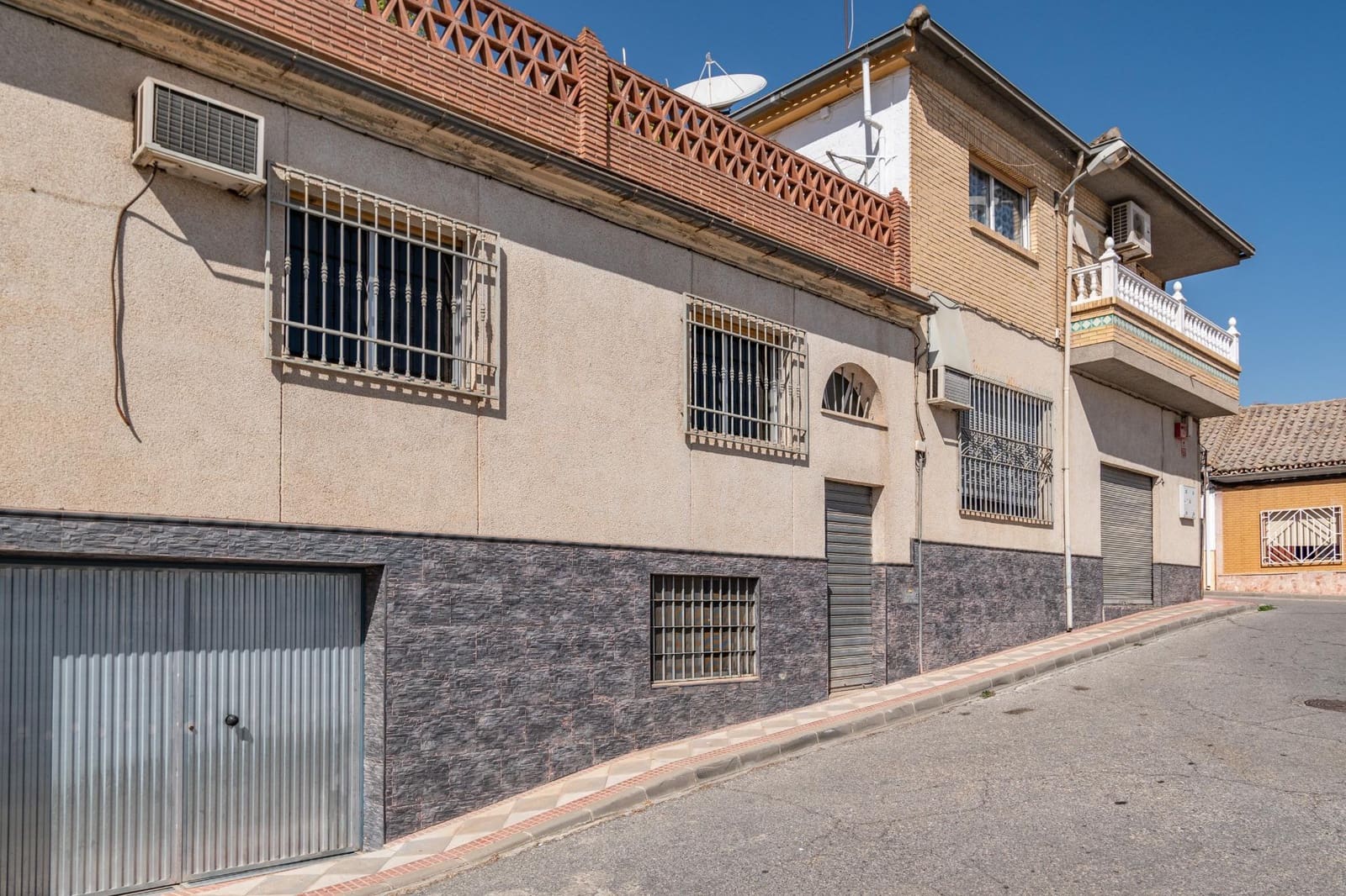 4 slaapkamer Rijtjeshuis te koop in Atarfe met zwembad - € 280.000 (Ref: 9399707)