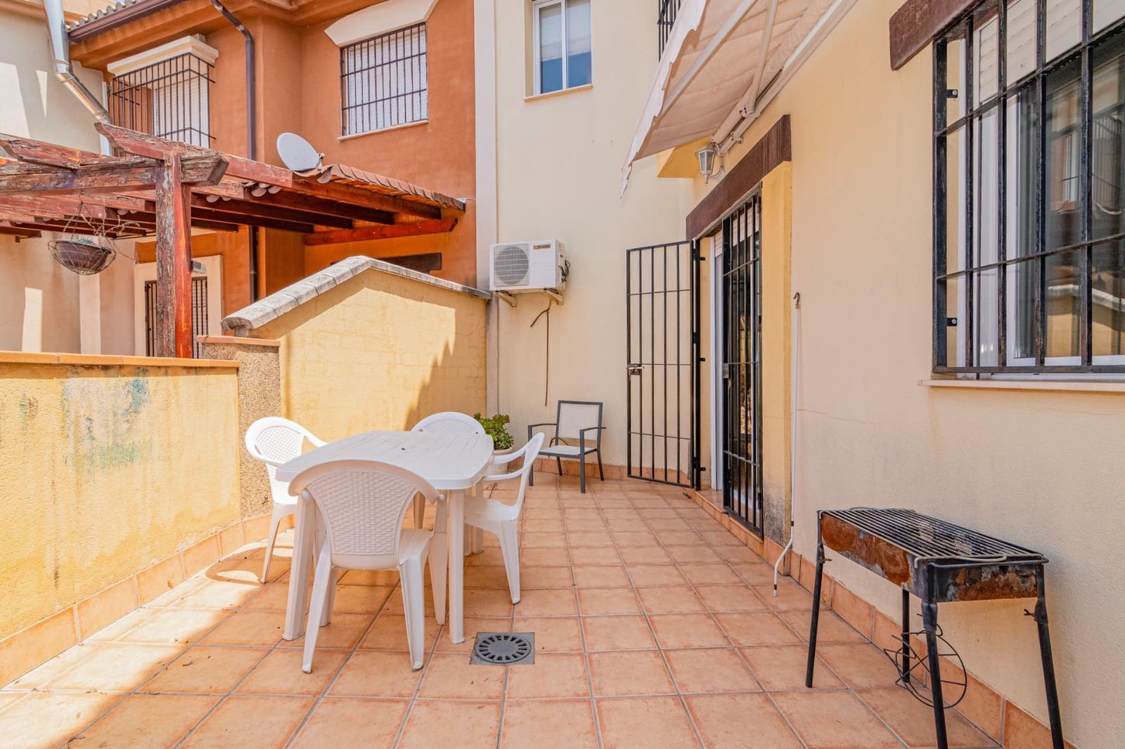 4 sypialnia Dom szeregowy na sprzedaż w Monachil z garażem - 275 000 € (Ref: 9399723)