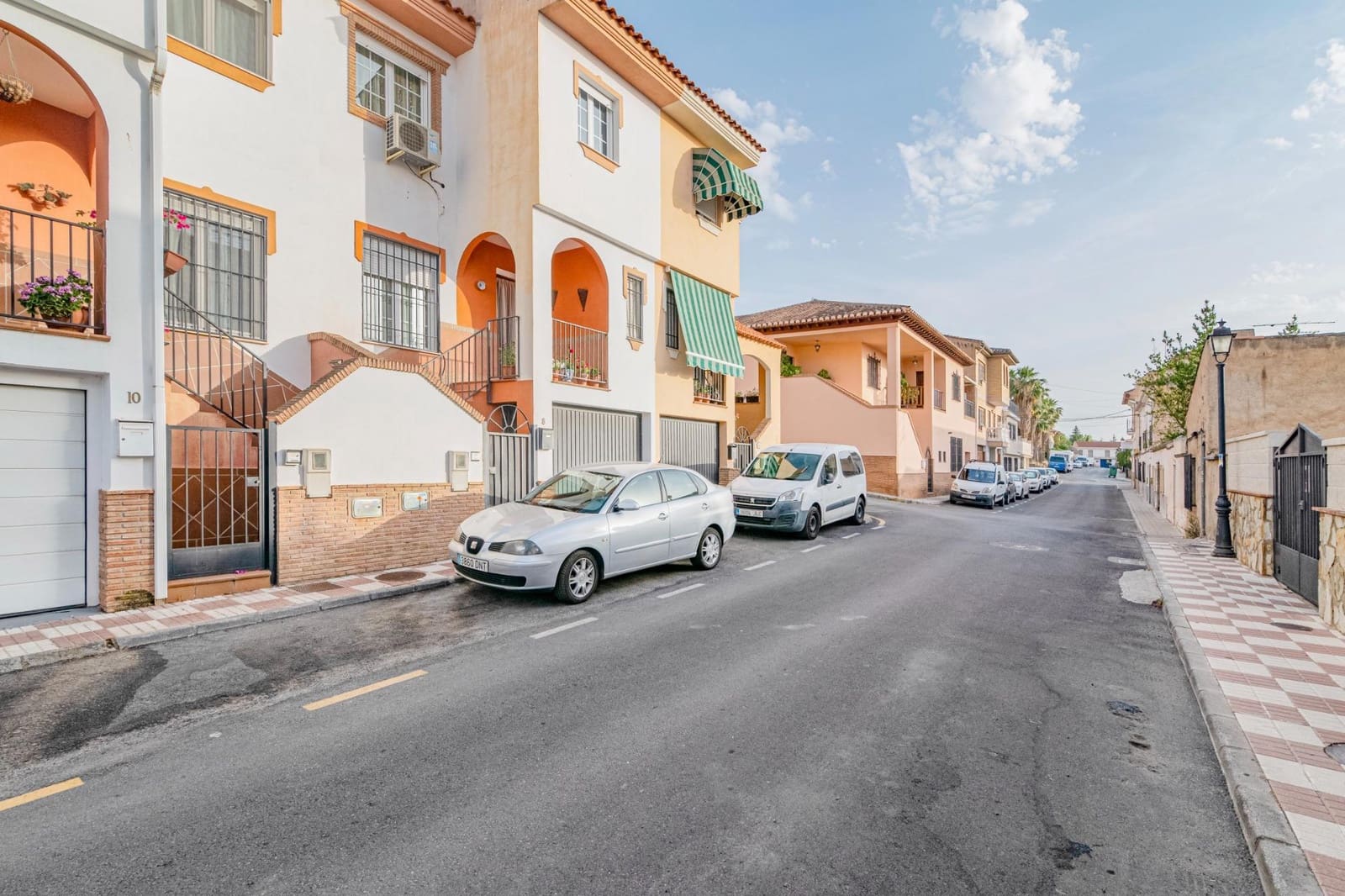 3 makuuhuone Rivitalo myytävänä paikassa La Zubia mukana 
autotalli - 217 000 € (Ref: 9399729)