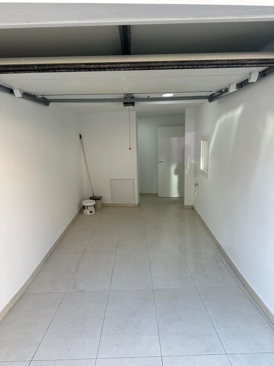 4 soveværelse Byhus til salg i Granada by med garage - € 372.000 (Ref: 9399736)