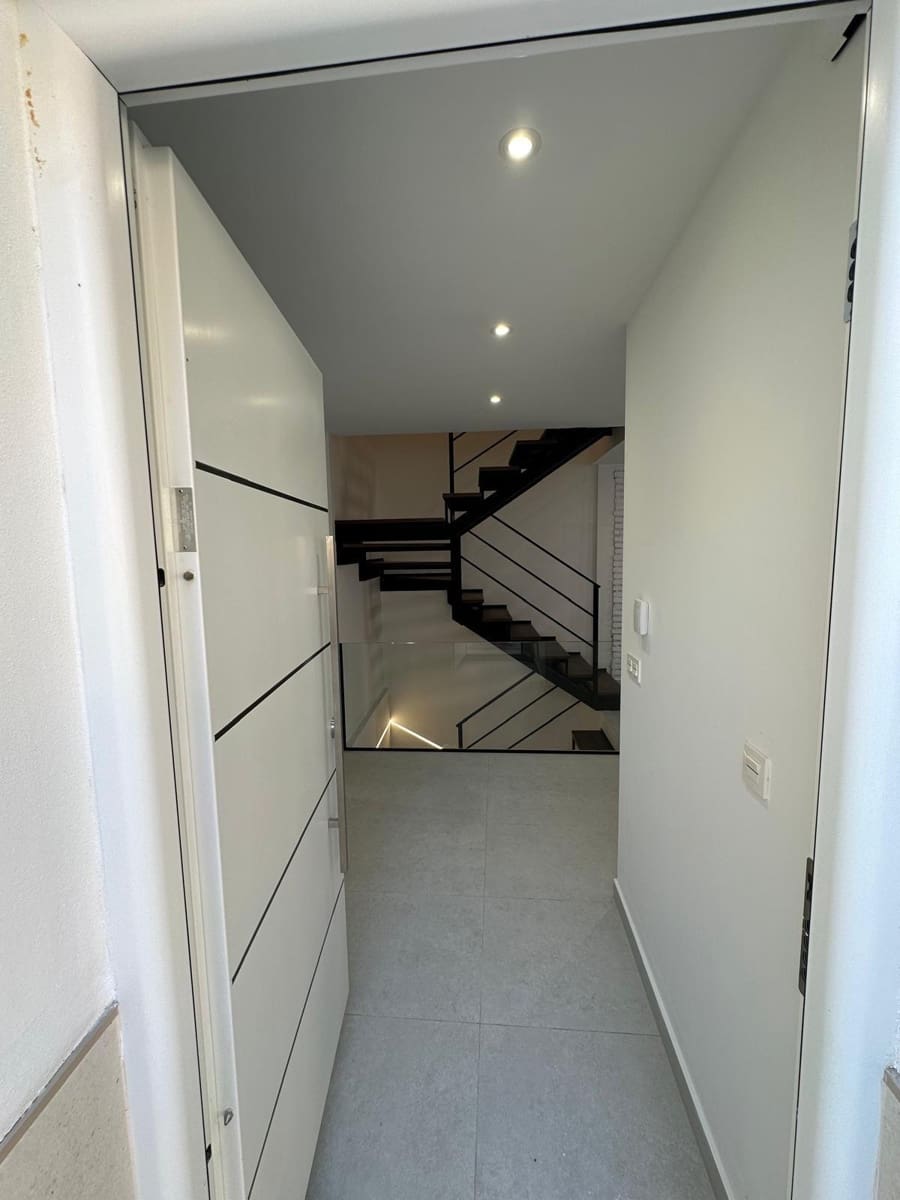 4 soveværelse Byhus til salg i Granada by med garage - € 372.000 (Ref: 9399736)