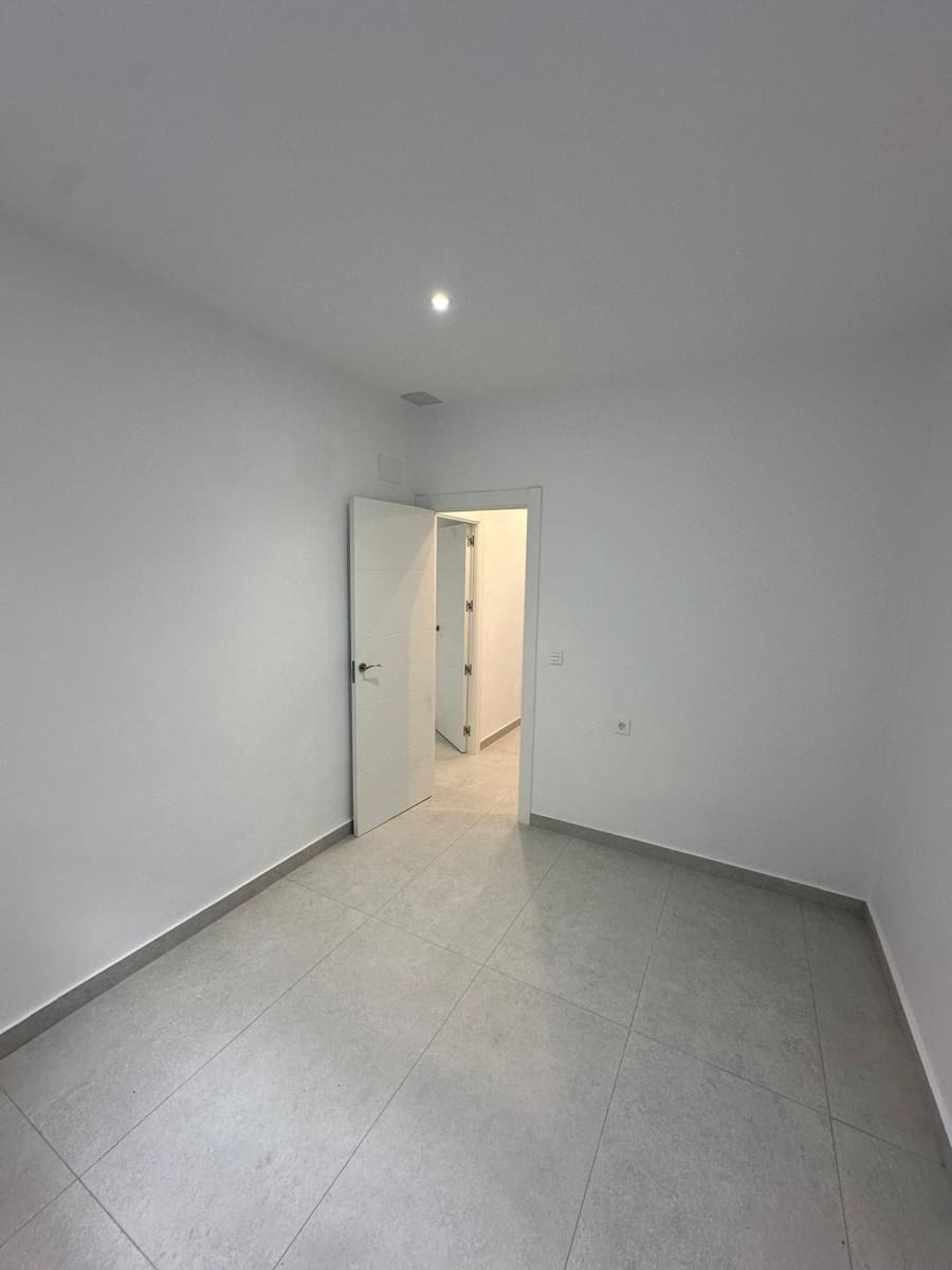 4 soveværelse Byhus til salg i Granada by med garage - € 372.000 (Ref: 9399736)