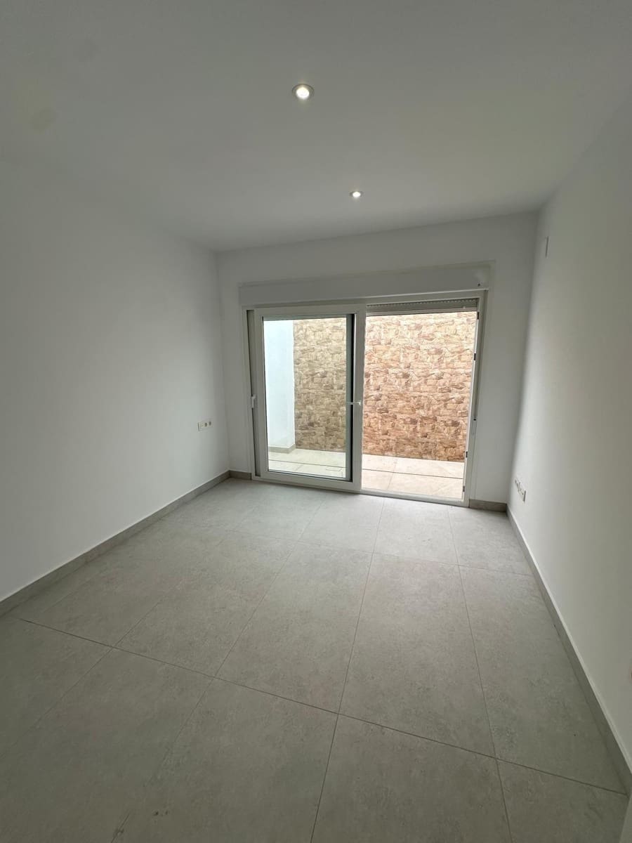 4 soveværelse Byhus til salg i Granada by med garage - € 372.000 (Ref: 9399736)