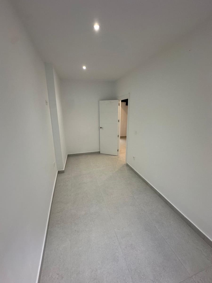 4 soveværelse Byhus til salg i Granada by med garage - € 372.000 (Ref: 9399736)