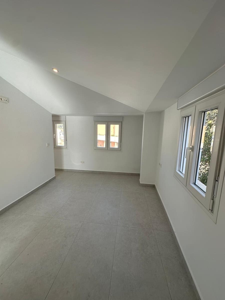 4 soveværelse Byhus til salg i Granada by med garage - € 372.000 (Ref: 9399736)