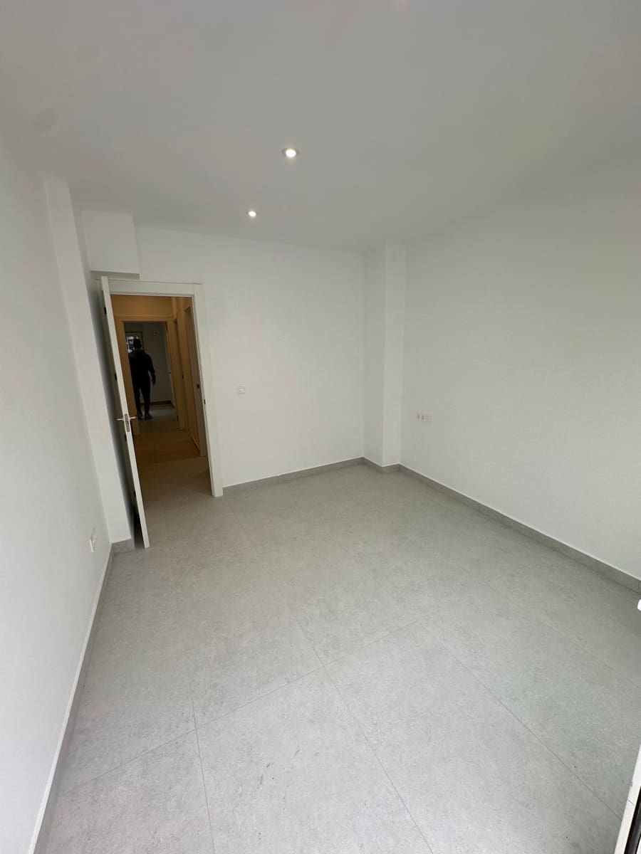 4 soveværelse Byhus til salg i Granada by med garage - € 372.000 (Ref: 9399736)