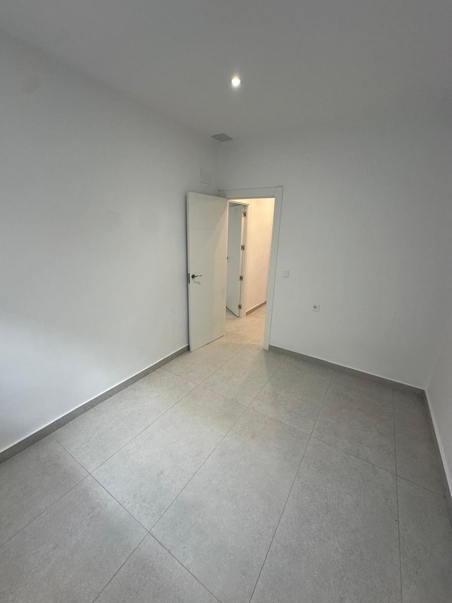 4 soveværelse Byhus til salg i Granada by med garage - € 372.000 (Ref: 9399736)