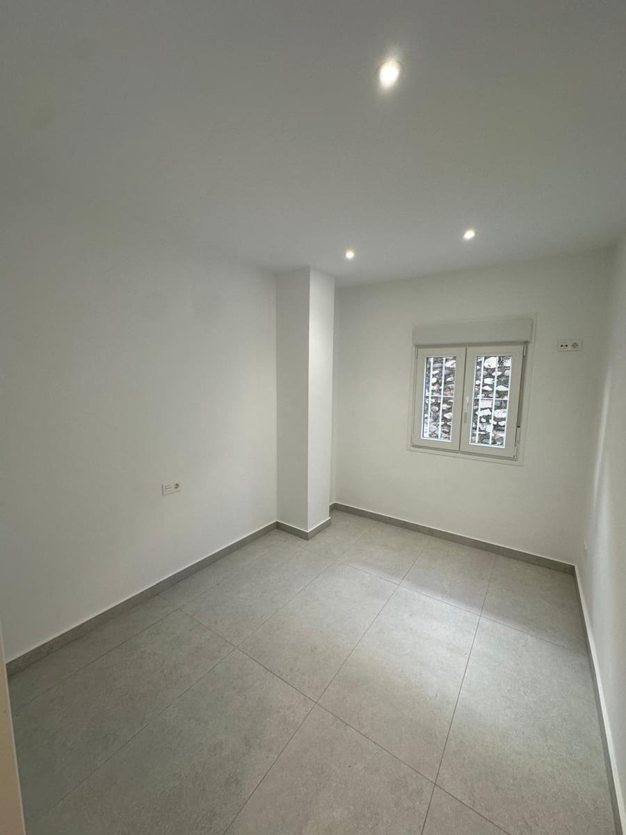 4 soveværelse Byhus til salg i Granada by med garage - € 372.000 (Ref: 9399736)