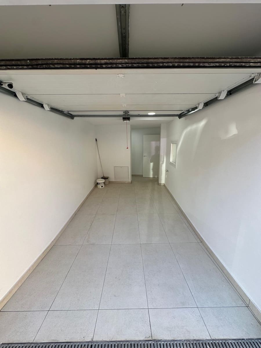 4 soveværelse Byhus til salg i Granada by med garage - € 372.000 (Ref: 9399736)