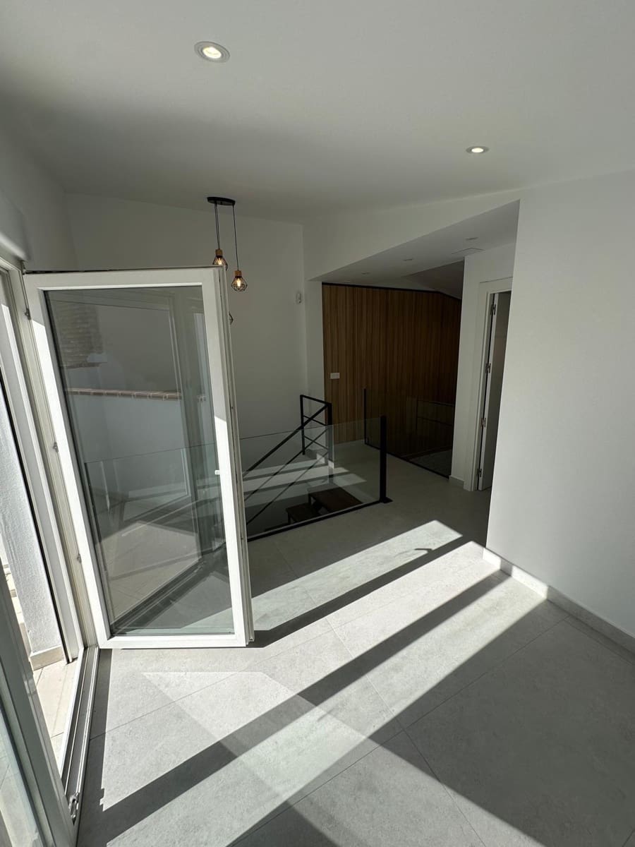 4 soveværelse Byhus til salg i Granada by med garage - € 372.000 (Ref: 9399736)