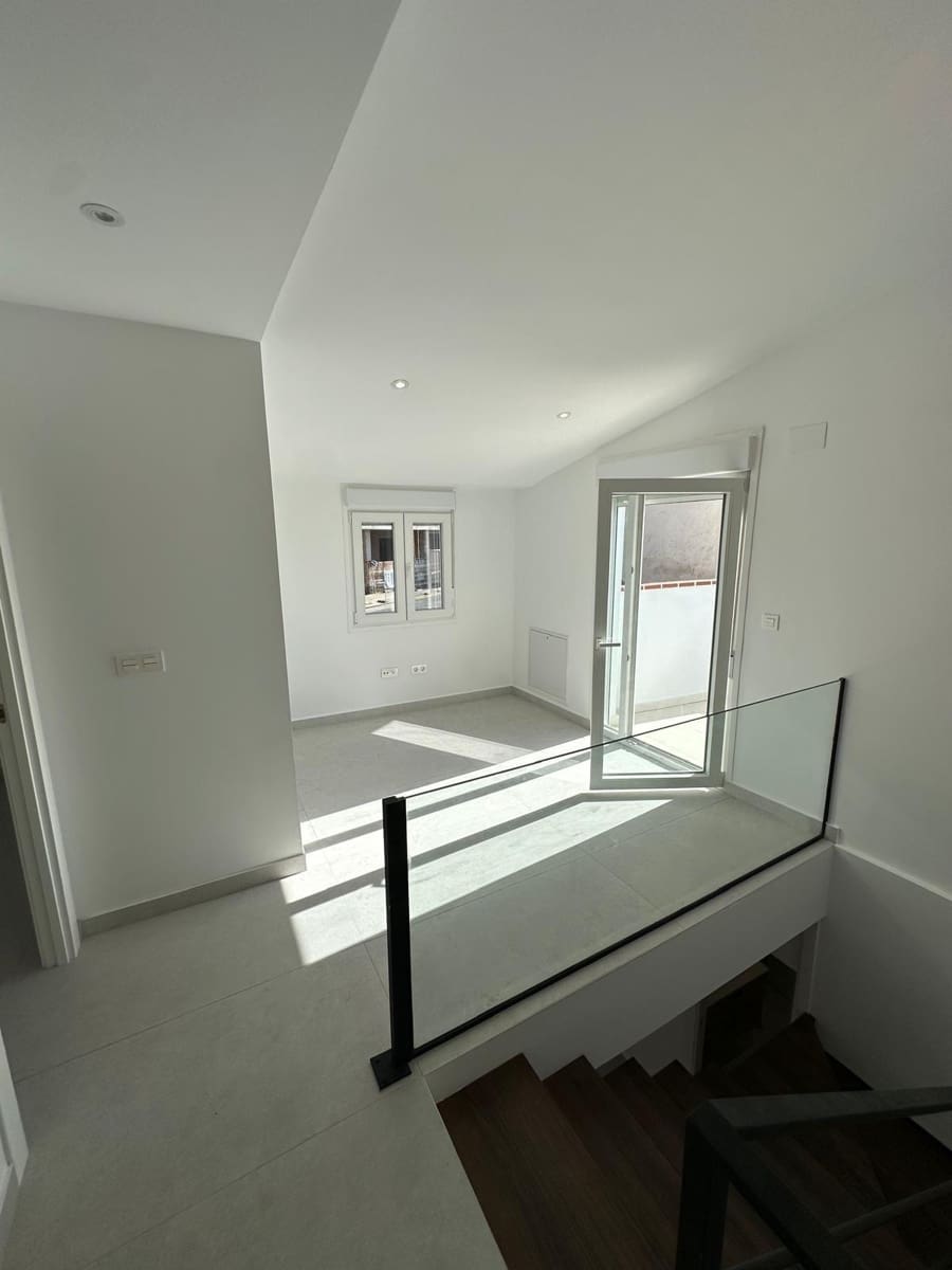 4 soveværelse Byhus til salg i Granada by med garage - € 372.000 (Ref: 9399736)