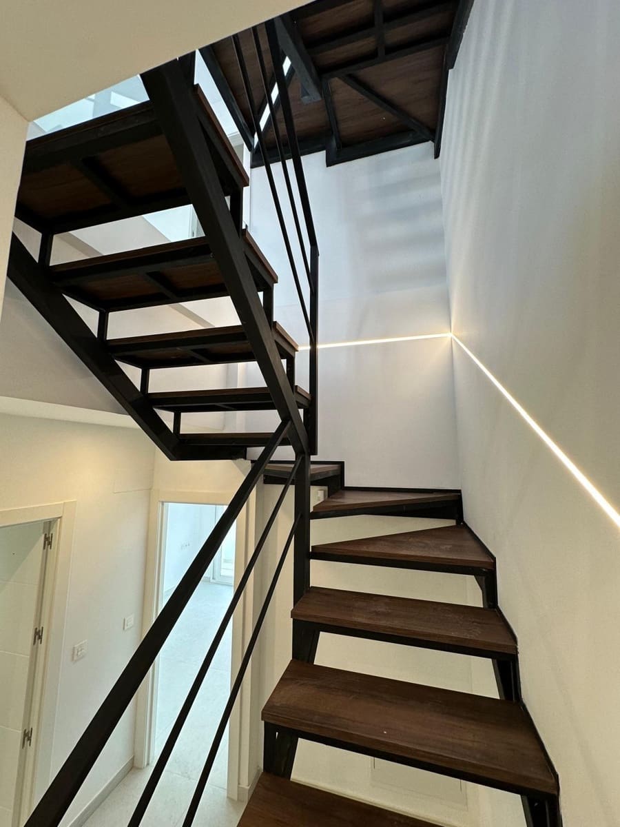 4 soveværelse Byhus til salg i Granada by med garage - € 372.000 (Ref: 9399736)