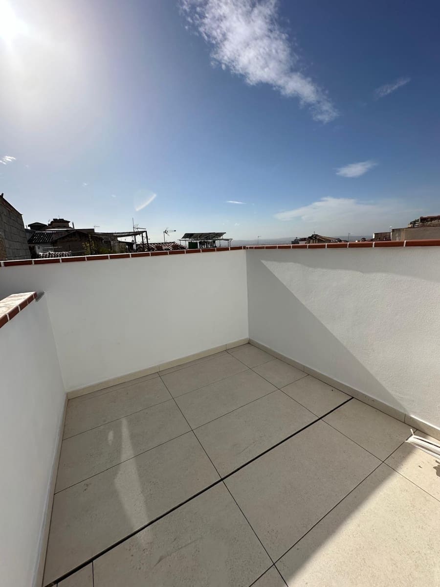 4 soveværelse Byhus til salg i Granada by med garage - € 372.000 (Ref: 9399736)