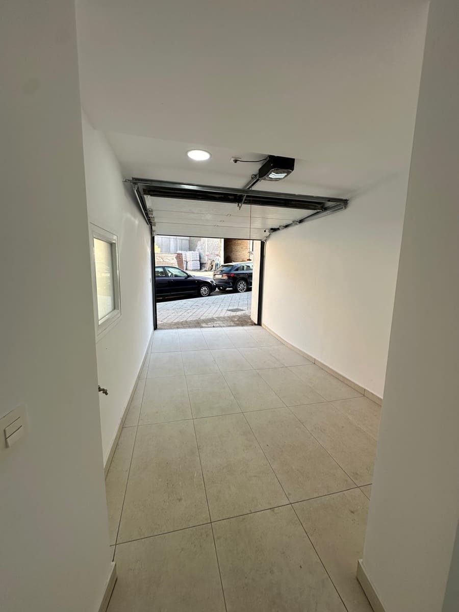 4 soveværelse Byhus til salg i Granada by med garage - € 372.000 (Ref: 9399736)