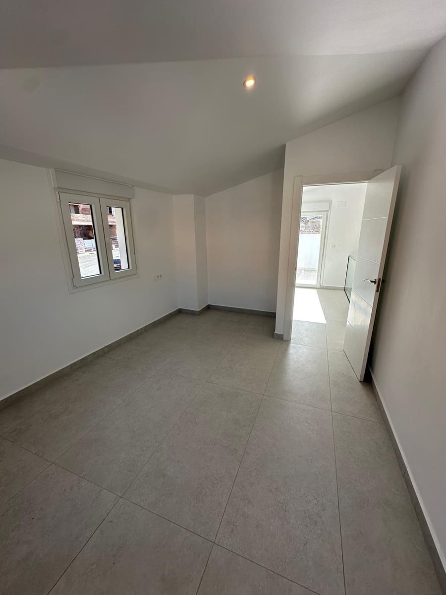 4 soveværelse Byhus til salg i Granada by med garage - € 372.000 (Ref: 9399736)