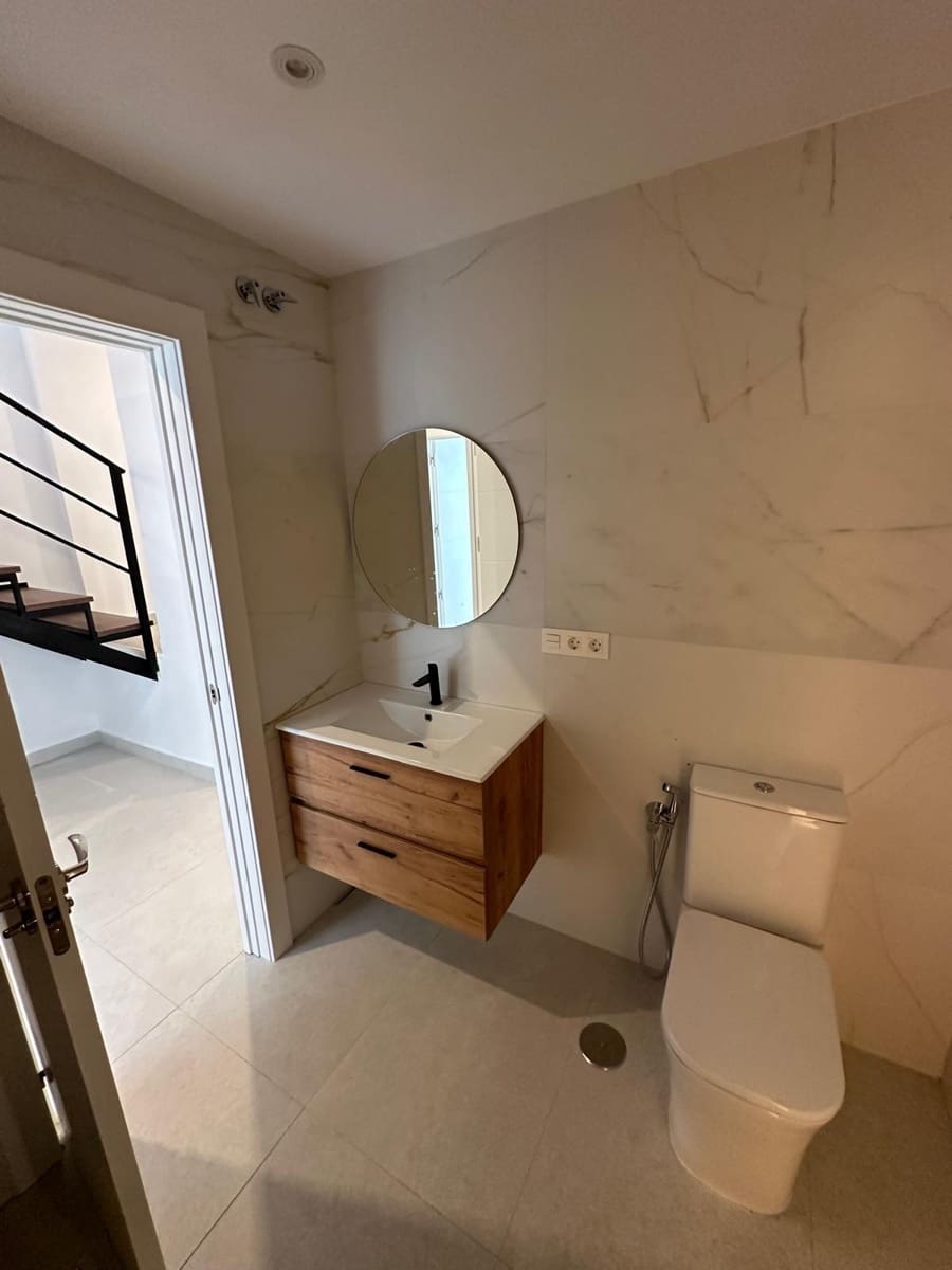 4 soveværelse Byhus til salg i Granada by med garage - € 372.000 (Ref: 9399736)