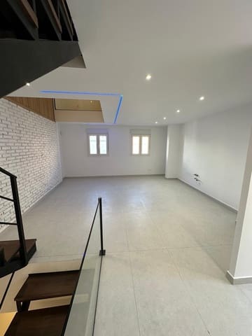 4 soveværelse Byhus til salg i Granada by med garage - € 372.000 (Ref: 9399736)