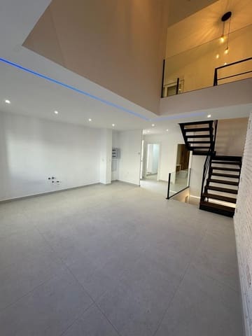 4 soveværelse Byhus til salg i Granada by med garage - € 372.000 (Ref: 9399736)