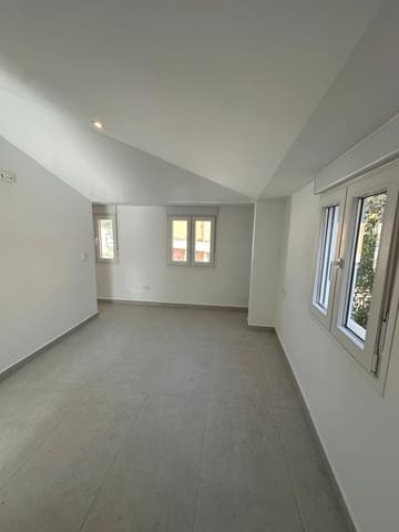 4 soveværelse Byhus til salg i Granada by med garage - € 372.000 (Ref: 9399736)