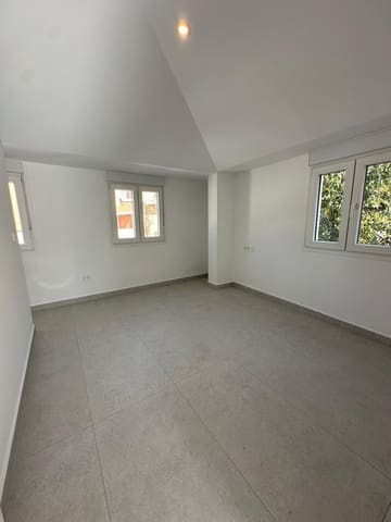 4 soveværelse Byhus til salg i Granada by med garage - € 372.000 (Ref: 9399736)