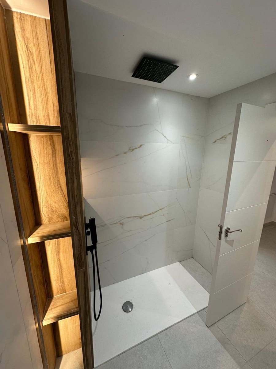 4 soveværelse Byhus til salg i Granada by med garage - € 372.000 (Ref: 9399736)