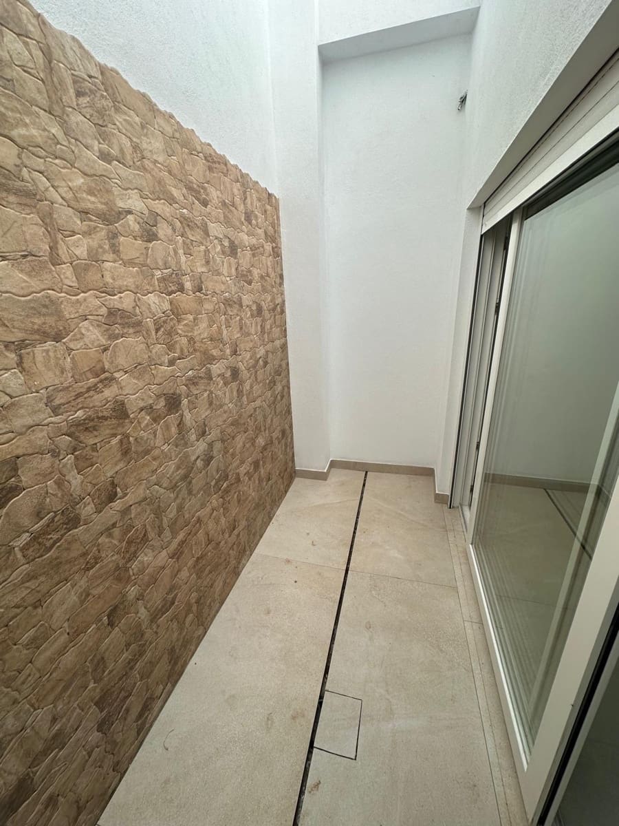 4 soveværelse Byhus til salg i Granada by med garage - € 372.000 (Ref: 9399736)