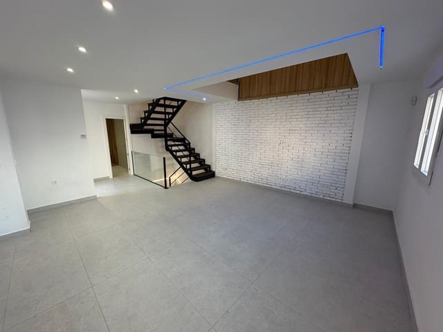 4 soveværelse Byhus til salg i Granada by med garage - € 372.000 (Ref: 9399736)