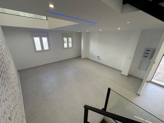 4 soveværelse Byhus til salg i Granada by med garage - € 372.000 (Ref: 9399736)