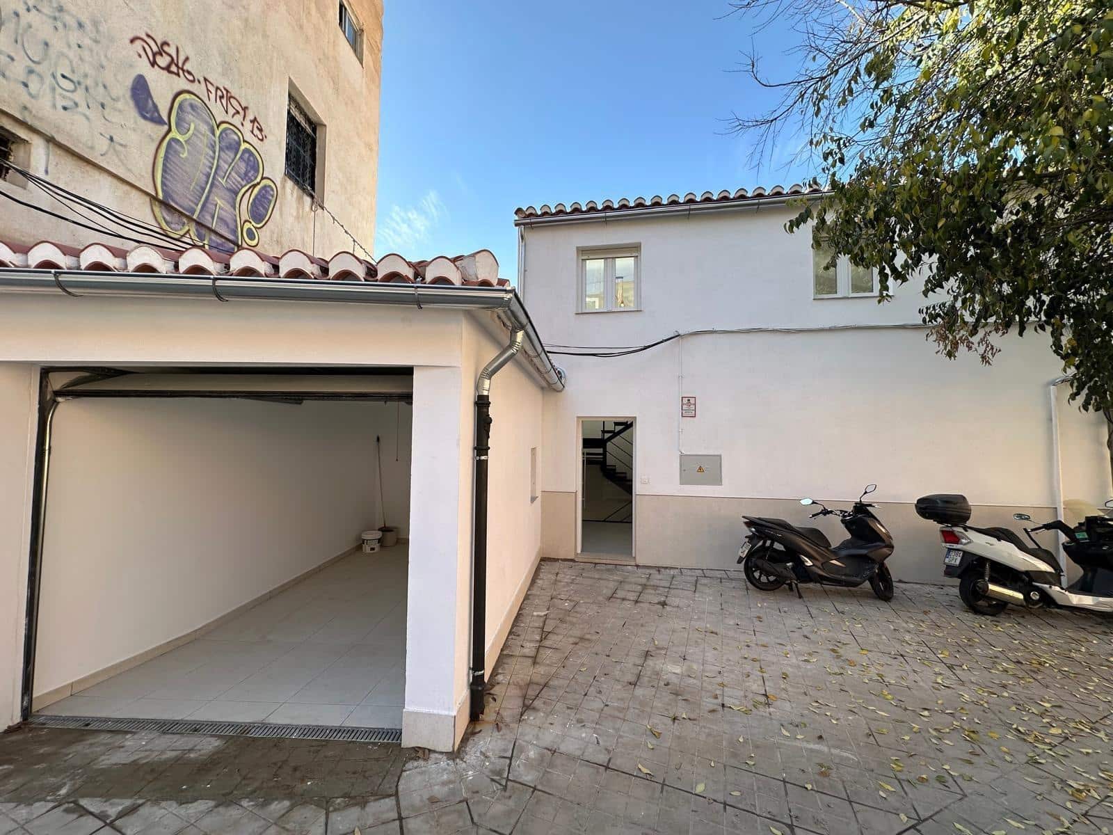 4 soveværelse Byhus til salg i Granada by med garage - € 372.000 (Ref: 9399736)