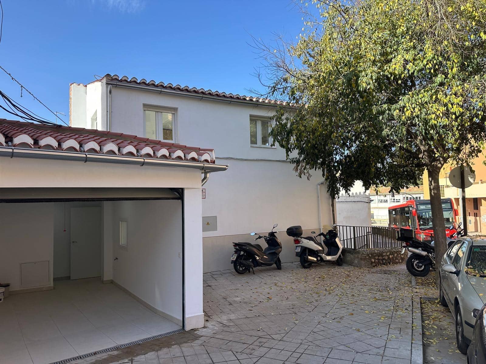 4 soveværelse Byhus til salg i Granada by med garage - € 372.000 (Ref: 9399736)