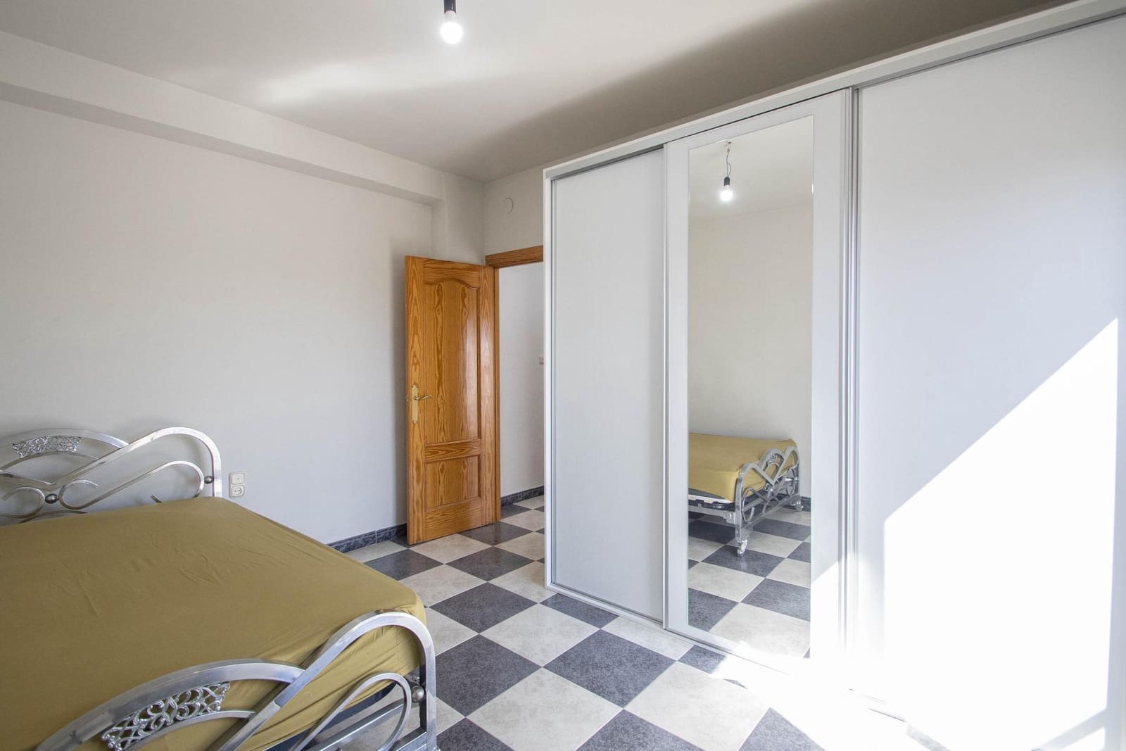 5 makuuhuone Rivitalo myytävänä paikassa Santa Fe mukana 
autotalli - 164 900 € (Ref: 9401095)