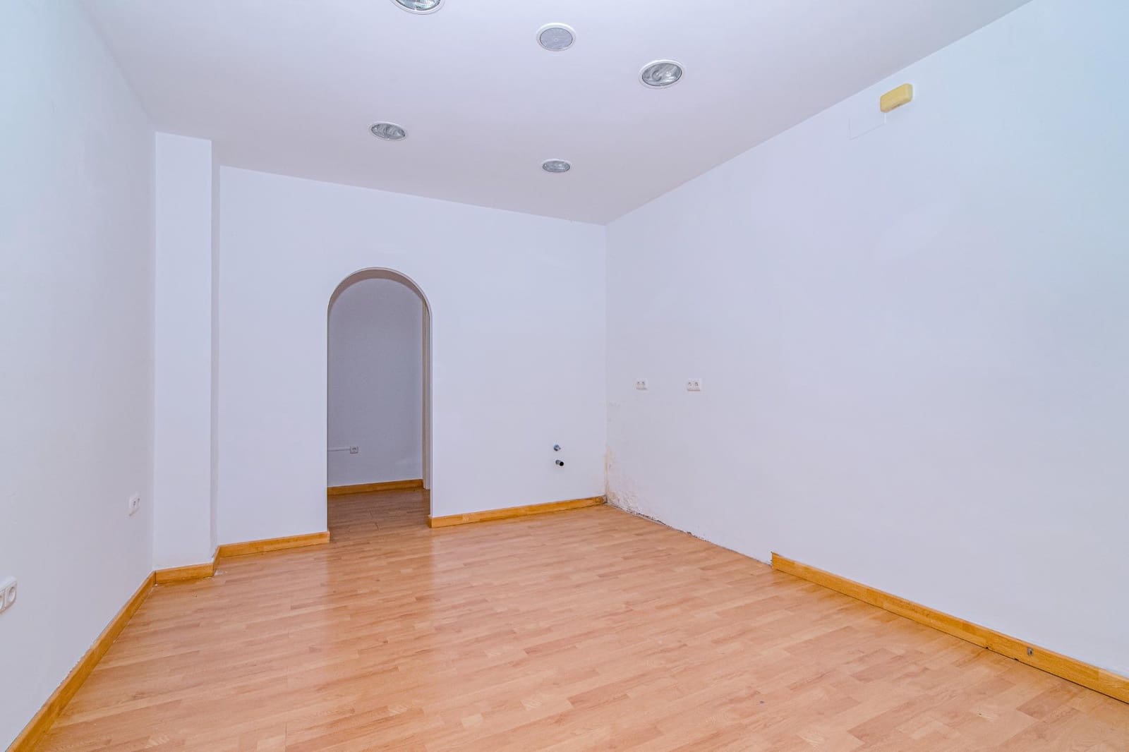 Commercial for rent in Granada city - € 500 (Ref: 9401096)
