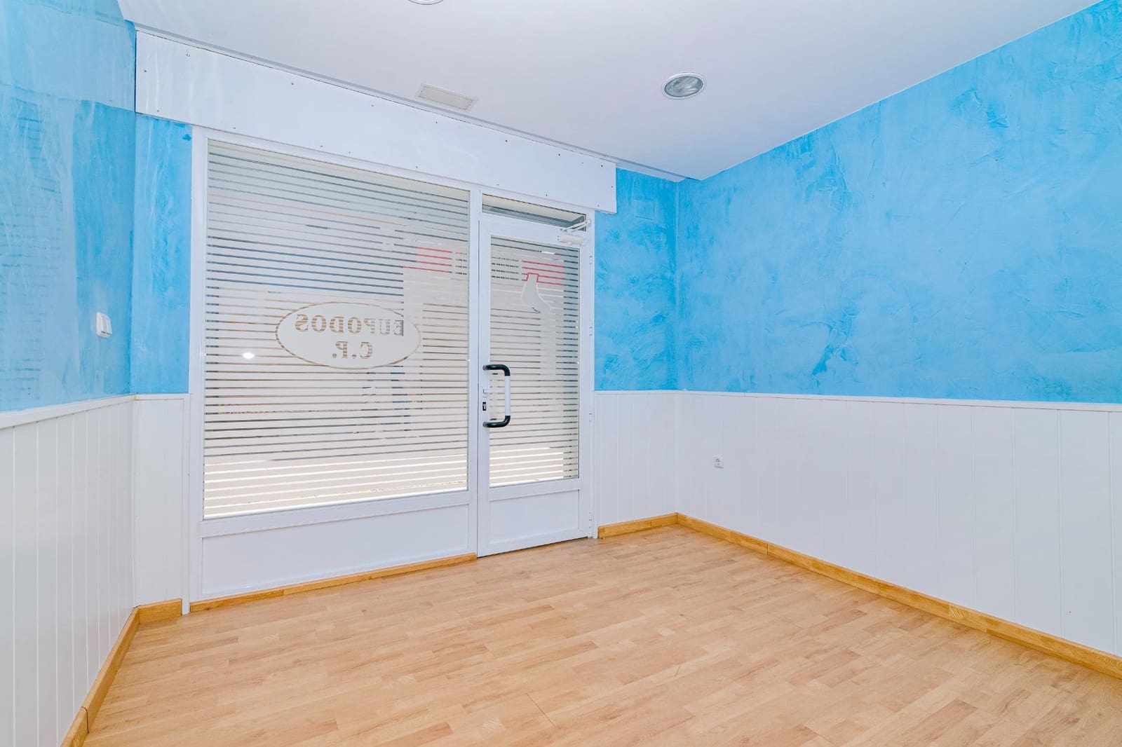 Commercial for rent in Granada city - € 500 (Ref: 9401096)