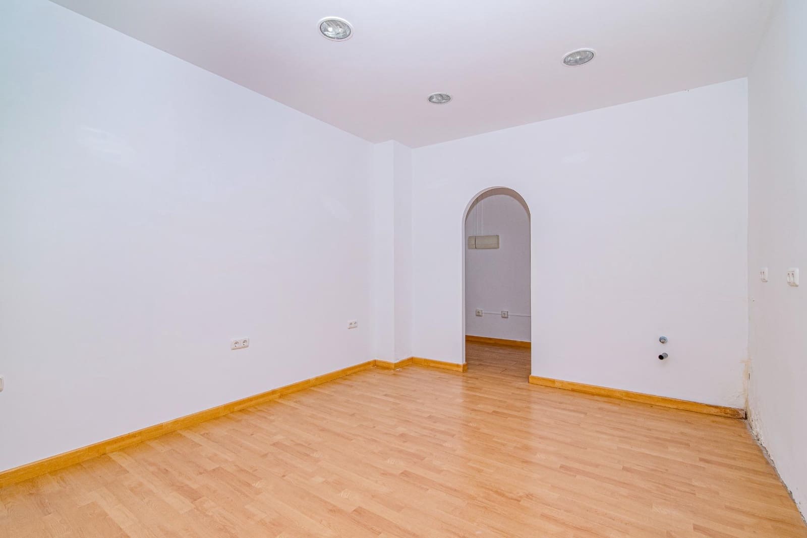 Commercial for rent in Granada city - € 500 (Ref: 9401096)