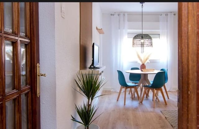 3 slaapkamer Flat te huur in Albaicin, Granada stad - € 930 (Ref: 9419800)