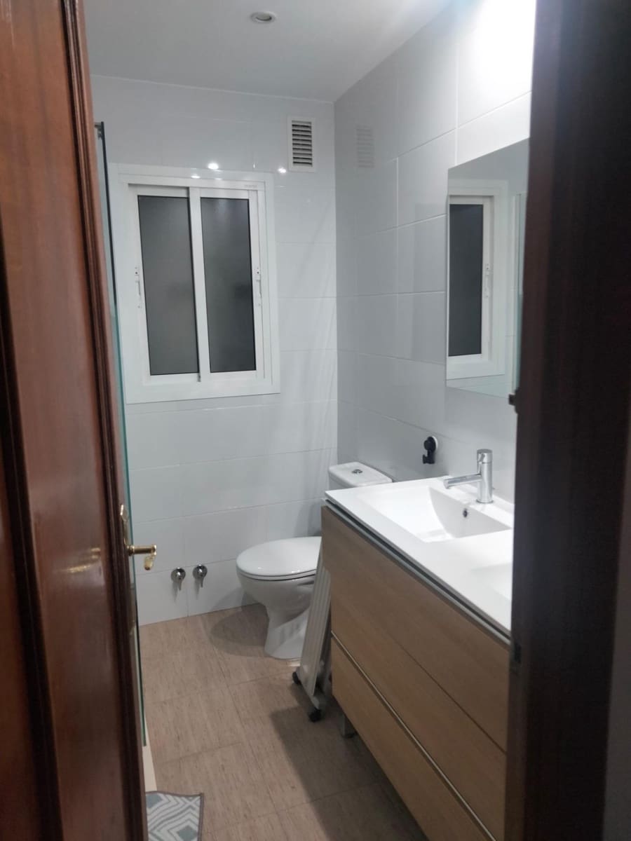 3 slaapkamer Flat te huur in Granada stad - € 930 (Ref: 9419800)