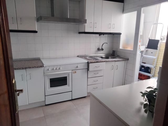 3 slaapkamer Flat te huur in Albaicin, Granada stad - € 930 (Ref: 9419800)