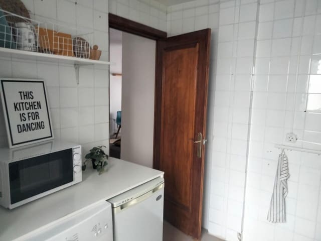 3 slaapkamer Flat te huur in Albaicin, Granada stad - € 930 (Ref: 9419800)
