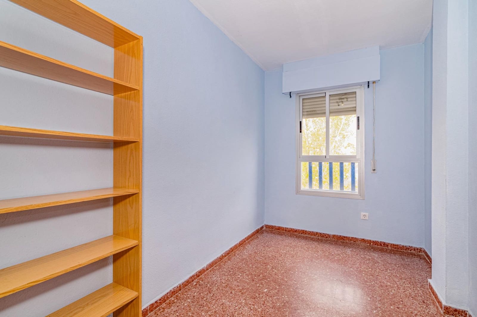 4 bedroom Flat for sale in Granada city with garage - € 165,000 (Ref: 9452160)