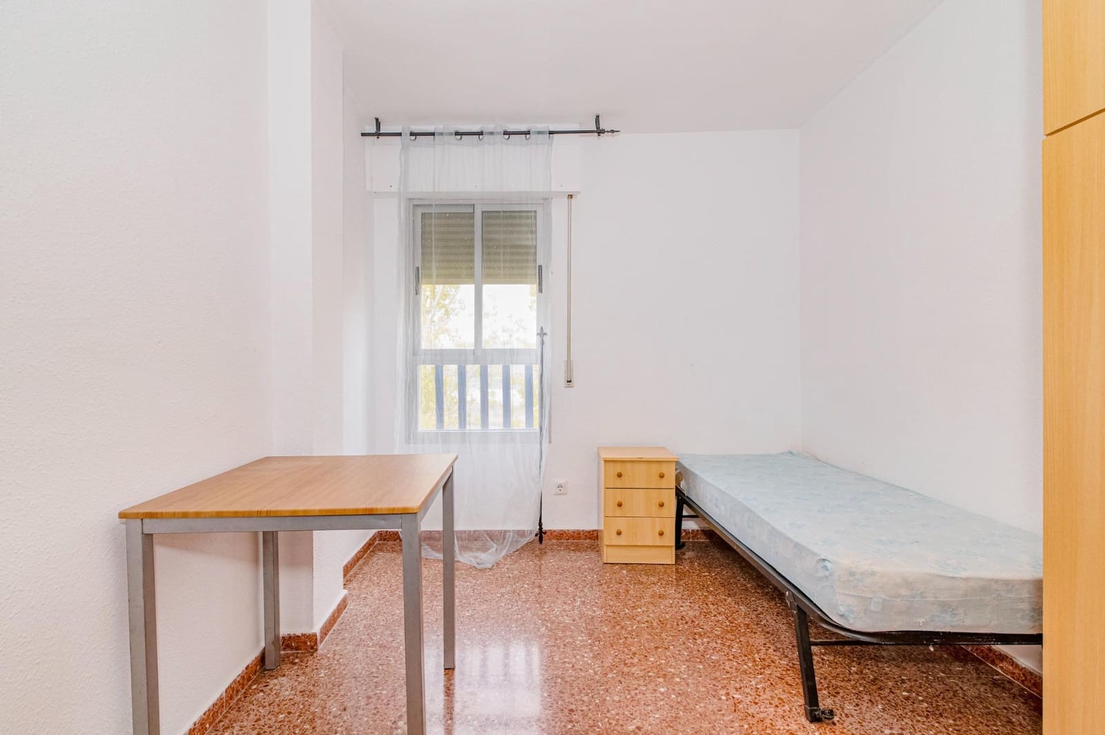 4 bedroom Flat for sale in Granada city with garage - € 165,000 (Ref: 9452160)