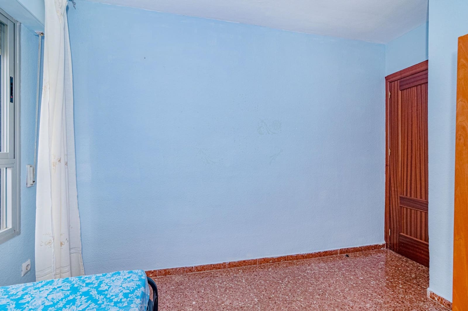 4 bedroom Flat for sale in Granada city with garage - € 165,000 (Ref: 9452160)